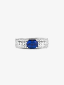 Anillo de oro blanco de 18K con zafiro azul royal en talla cushion de 1,56 cts y 96 diamantes en talla baguette y brillante con un total de 0,71 cts