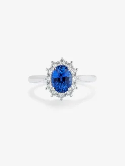 Anillo de oro blanco de 18K con zafiro azul cornflower en talla oval de 2,26 cts y 12 diamantes en talla brillante con un total de 0,47 cts