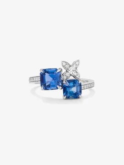 Anillo de oro blanco de 18K con 2 zafiros azules en talla octogonal con un total de 1,09 cts y 17 diamantes en talla brillante con un total de 0,16 cts