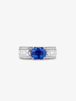 Anillo de oro blanco de 18K con zafiro azul royal en talla cushion de 2,51 cts y 72 diamantes en talla baguette y brillante con un total de 0,71 cts