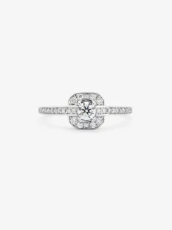 Anillo de oro blanco de 18K con diamante central en talla brillante de 0,5 cts y orla y brazo de 32 diamantes en talla brillante con un total de 0,32 cts