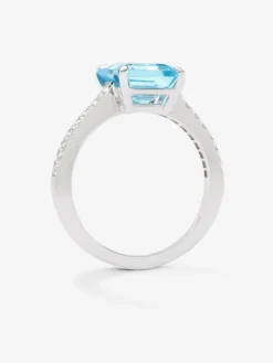 Anillo de oro blanco de 18K con topacio azul sky en talla octogonal de 3,42 cts y diamantes en talla brillante con un total de 0,19 cts