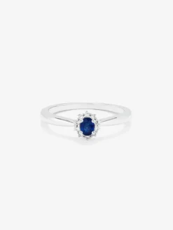 Anillo de oro blanco de 18K con zafiro azul en talla oval de 0,32 cts y diamantes en talla brillante con un total de 0,17 cts