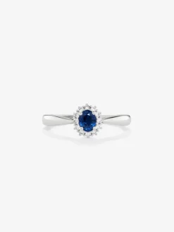 Anillo de oro blanco de 18K con zafiro azul royal en talla oval y diamantes en talla brillante