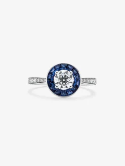 Anillo de oro blanco de 18K con 15 diamantes en talla brillante con un total de 0,88 cts y 14 zafiros azules en talla trapecio con un total de 0,67 cts