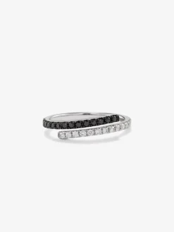 Anillo de oro blanco de 18K con 14 diamantes blancos en talla brillante con un total de 0,17 cts y 14 diamantes negros en talla brillante con un total de 0,19 cts