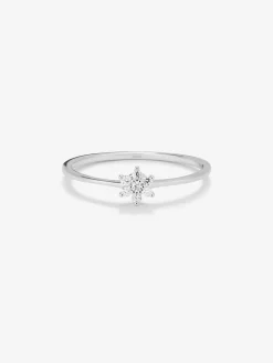 Anillo de oro blanco de 18K con 7 diamantes en talla brillante con un total de 0,07 cts y forma de estrella