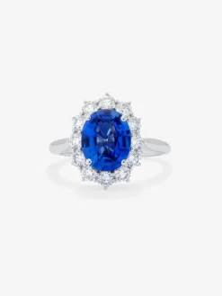 Anillo de oro blanco de 18K con zafiro azul royal en talla oval de 2,33 cts y orla de 12 diamantes en talla brillante con un total de 0,52 cts