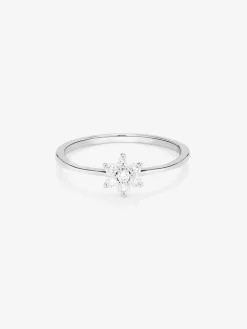 Anillo de oro blanco de 18K con 7 diamantes en talla brillante con un total de 0,14 cts y forma de estrella