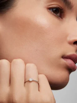 Anillo de oro blanco de 18K con 11 diamantes en talla brillante con un total de 0,06 cts