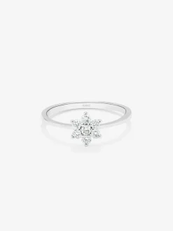 Anillo de oro blanco de 18K con 7 diamantes en talla brillante con un total de 0,24 cts y forma de estrella