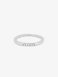 Anillo de oro blanco de 18K con 5 diamantes en talla brillante con un total de 0,05 cts