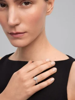 Anillo de oro blanco de 18K con diamantes blancos en talla oval de 1,01 cts y brillante de 0,35 cts