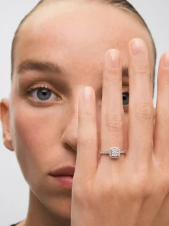 Anillo de oro blanco de 18K con 43 diamantes en talla brillante con un total de 0,31 cts