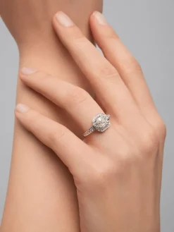 Anillo de oro blanco de 18K con diamante central en talla asscher de 1,51 cts, 2 diamantes en talla princesa con un total de 0,18 cts y 32 en talla brillante con un total de 0,26 cts