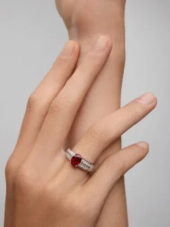 Anillo de oro blanco de 18K con rub&iacute; en talla oval de 0,52 cts y 52 diamantes en talla brillante con un total de 0,19 cts