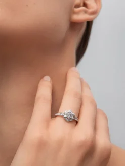 Anillo de oro blanco de 18K con un diamante central en talla brillante de 0,5 cts; 2 en talla baguette con un total de 0,16 cts y 26 en talla brillante con un total de 0,21 cts