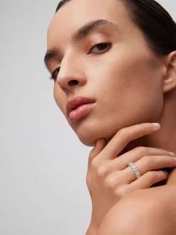 Anillo de oro blanco de 18K con 23 diamantes en talla brillante con un total de 1,64 cts