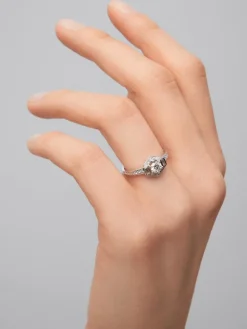Anillo de oro blanco de 18K con un diamante central en talla brillante de 0,31 cts; 2 en talla baguette con un total de 0,085 cts y 26 en talla brillante con un total de 0,175cts