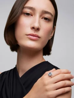 Anillo de oro blanco de 18K con aguamarina en talla oval de 2,74 cts y 16 diamantes en talla brillante con un total de 0,59 cts