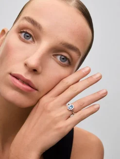 Anillo de oro blanco de 18K con aguamarina en talla oval de 1,08 cts y 10 diamantes en talla brillante con un total de 0,63 cts