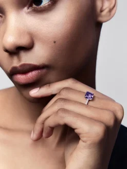 Anillo de oro blanco de 18K con amatista morada en talla radiant de 1,79 cts y 18 diamantes en talla brillante con un total de 0,18 cts
