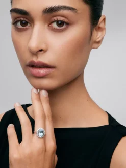 Anillo de oro blanco de 18K con aguamarina en talla oval de 4,29 cts y 16 diamantes en talla brillante con un total de 0,77 cts