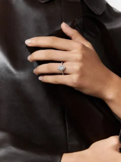 Anillo de oro blanco de 18K con diamante en talla marquise de 0,7 cts y orla y brazo de diamantes en talla brillante con un total de 0,63 cts
