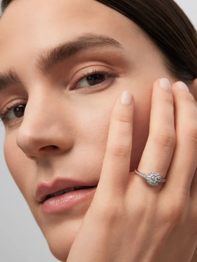 Anillo de oro blanco de 18K con diamantes en talla brillante de 0,37 cts