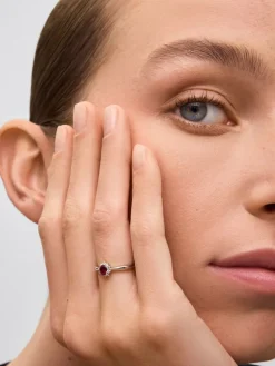 Anillo de oro blanco de 18K con rubí 0,45 cts y diamantes 0,2 cts