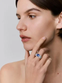Anillo de oro blanco de 18K con zafiro azul en talla oval 3,69 cts y 52 diamantes en talla princesa y brillante con un total de 1,71 cts
