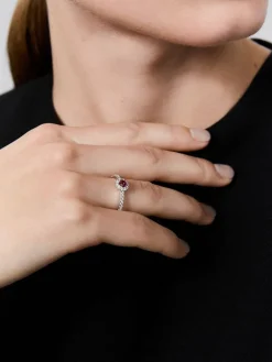 Anillo de oro blanco de 18K con rub&iacute; en talla brillante de 0,26 cts y diamantes blancos en talla brillante de 0,26 cts