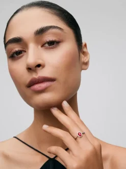 Anillo de oro blanco de 18K con rub&iacute; rojo vivid en talla oval de 1 cts y diamantes blancos en talla brillante de 0,26 cts