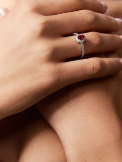 Anillo de oro blanco de 18K con rub&iacute; rojo intenso en talla oval de 0,52 cts y diamantes blancos en talla brillante de 0,29 cts