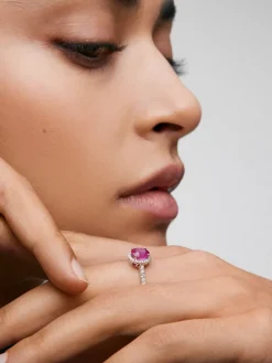 Anillo de oro blanco de 18K con rub&iacute; rojo intenso en talla oval de 0,68 cts y 30 diamantes en talla brillante con un total de 0,31 cts