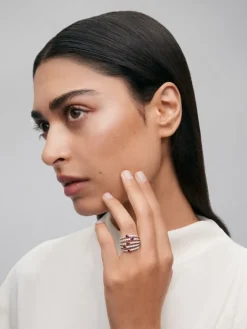 Anillo de oro blanco de 18K con 60 diamantes en talla brillante con un total de 1 cts y 5 rub&iacute;es rojos en talla pera con un total de 1,14 cts