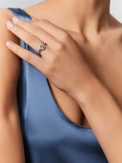 Anillo de oro blanco de 18K con esmeralda verde en talla oval de 0,5 cts y diamantes en talla brillante con un total de 0,18 cts