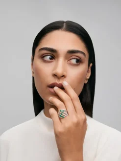 Anillo de oro blanco de 18K con 60 diamantes en talla brillante de con un total 1,02 cts y 5 esmeraldas verdes en talla pera con un total de 0,92 cts