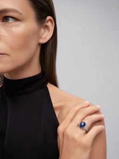 Anillo de oro blanco de 18K con zafiro azul en talla oval de 8,68 cts y 92 diamantes en talla brillante con un total de 1,23 cts