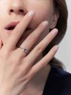 Anillo de oro blanco de 18K con zafiro azul en talla brillante de 0,15 y 4 diamantes en talla brillante con un total de 0,08 cts