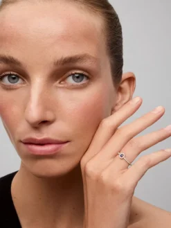 Anillo de oro blanco de 18K con 33 diamantes en talla brillante de con un total 0,18 cts y zafiro azul en talla brillante con un total de 0,08 cts