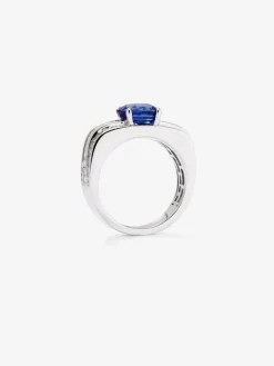 Anillo de oro blanco de 18K con zafiro azul royal en talla cushion de 2,51 cts y 72 diamantes en talla baguette y brillante con un total de 0,71 cts