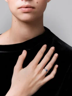 Anillo de oro blanco de 18K con zafiro azul royal en talla brillante de 0,38 cts y diamantes blancos en talla brillante de 0,28 cts