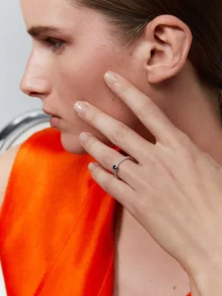 Anillo de oro blanco de 18K con zafiro azul en talla oval de 0,21 cts y 16 diamantes en talla brillante con un total de 0,2 cts