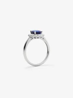 Anillo de oro blanco de 18K con zafiro azul cornflower en talla oval de 2,26 cts y 12 diamantes en talla brillante con un total de 0,47 cts
