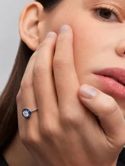 Anillo de oro blanco de 18K con 15 diamantes en talla brillante con un total de 0,88 cts y 14 zafiros azules en talla trapecio con un total de 0,67 cts