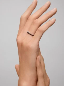 Anillo de oro blanco de 18K con 14 diamantes blancos en talla brillante con un total de 0,17 cts y 14 diamantes negros en talla brillante con un total de 0,19 cts