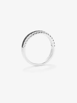 Anillo de oro blanco de 18K con 17 diamantes en talla brillante con un total de 0,24 cts y 17 diamantes negros en talla brillante con un total de 0,27 cts
