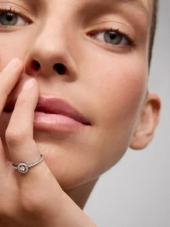 Anillo de oro blanco de 18K con diamante central en talla brillante en talla brillante de 0,06 cts y orla y brazo de 33 diamantes en talla brillante con un total de 0,18 cts