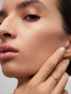 Anillo de oro blanco de 18K con roseta de 15 diamantes en talla brillante con un total de 0,09 cts
